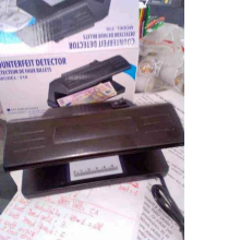 DÉTECTEUR  DE FAUX-BILLETS A ULTRAVIOLET : 6000f.                     Contrôle des billets et des cartes de crédit.  Révèle les marquages fluo non visibles à l'œil nu sur les billets.  Très grande efficacité.   Disponibles en 2 variantes : - À alimen