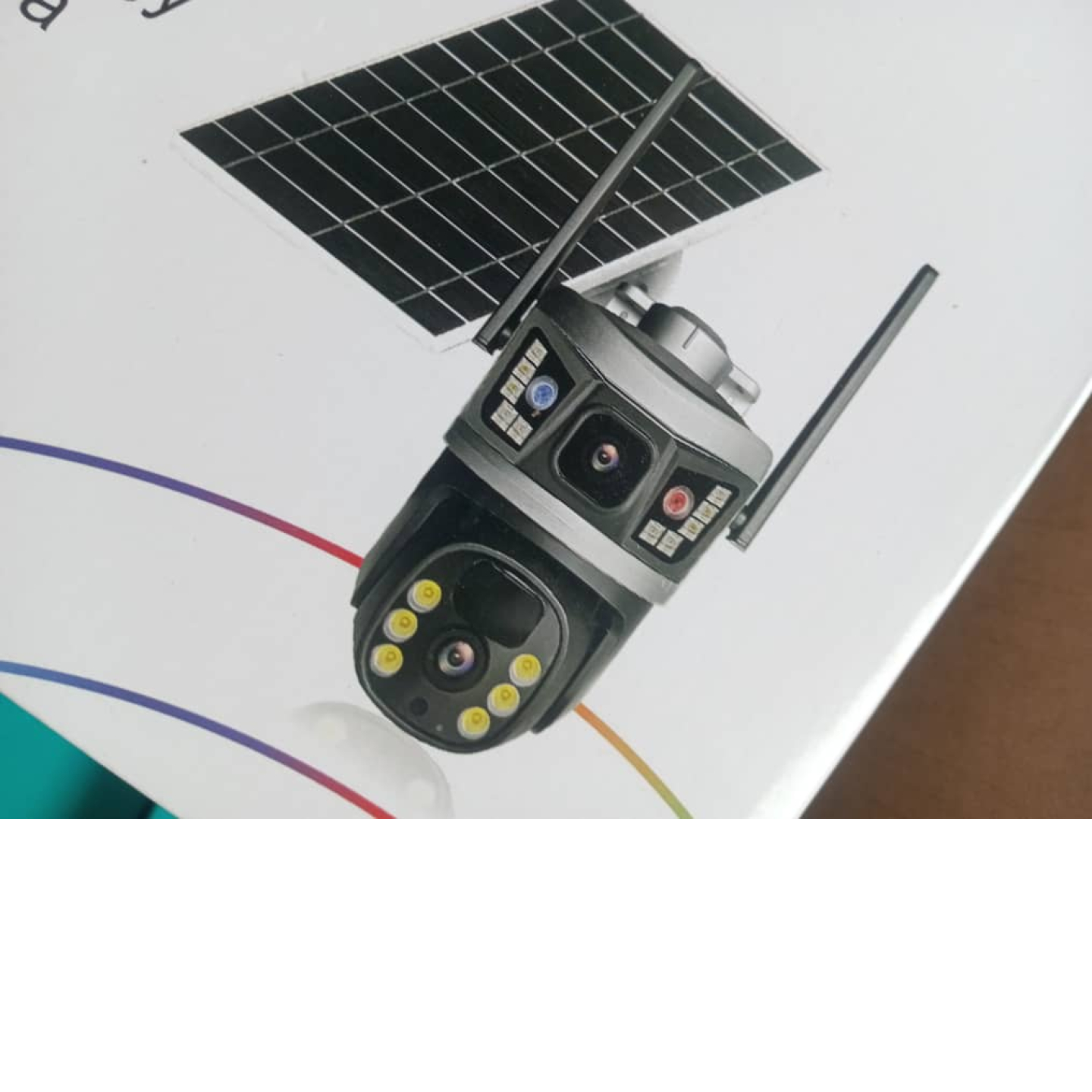 Caméra WIFI solaire rotative 360° avec application V380 : 41000f  * Caméra WIFI solaire panoramique à 360° d’angle de couverture. * Format vidéo au standard H.264X. * Angle de vue panoramique intégrale sur 360°. * Vision nocturne au-delà de 15 mètres, à L